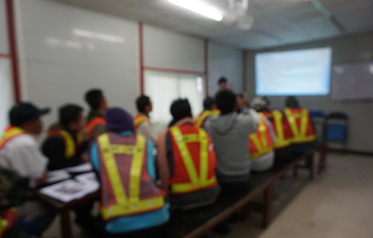 construction-workers-safety-meeting