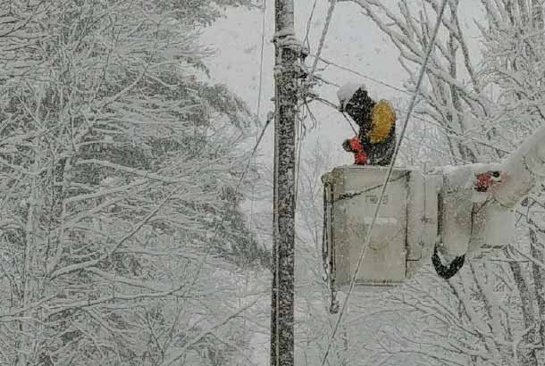 valiant-worker-in-ice-storm-min